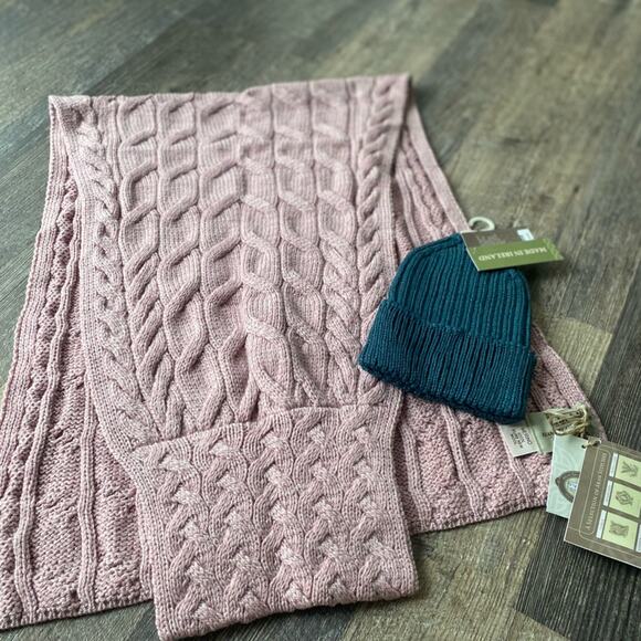 Aran Sweater Market Pull Through Cabled Shawl and a ribbed hat - Picture 5 of 9